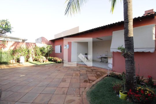 Quintal de casa para alugar com 5 quartos, 370m² em Umuarama, Uberlândia