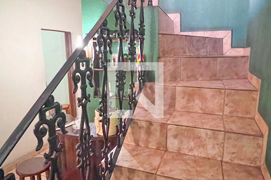 Escada de casa à venda com 3 quartos, 190m² em Carlos Prates, Belo Horizonte