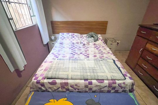 Quarto 1 de casa à venda com 3 quartos, 190m² em Carlos Prates, Belo Horizonte