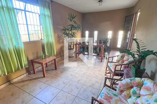 Sala de casa à venda com 3 quartos, 190m² em Carlos Prates, Belo Horizonte