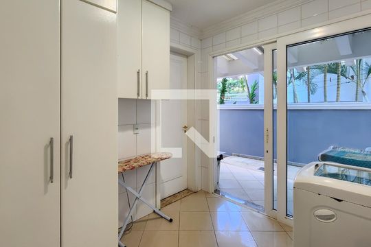 Área de serviço de casa de condomínio para alugar com 4 quartos, 700m² em Residencial Morada dos Lagos, Barueri