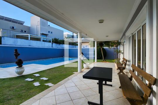 Quintal de casa de condomínio para alugar com 4 quartos, 700m² em Residencial Morada dos Lagos, Barueri