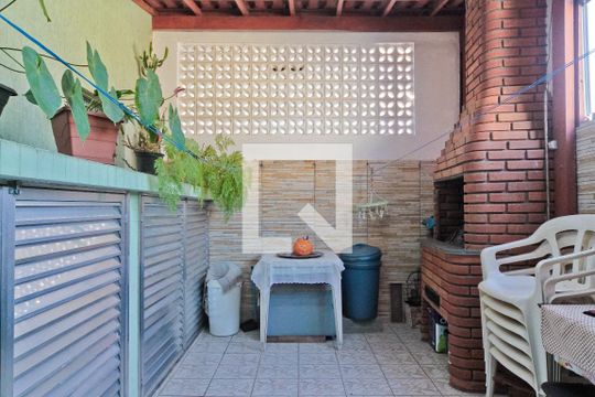 Área externa de casa à venda com 3 quartos, 110m² em Jardim Santo Elias, São Paulo
