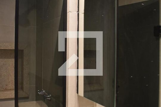 Banheiro de kitnet/studio à venda com 1 quarto, 17m² em Centro, Curitiba