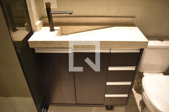 Banheiro de kitnet/studio à venda com 1 quarto, 17m² em Centro, Curitiba