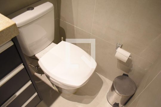 Banheiro de kitnet/studio à venda com 1 quarto, 17m² em Centro, Curitiba