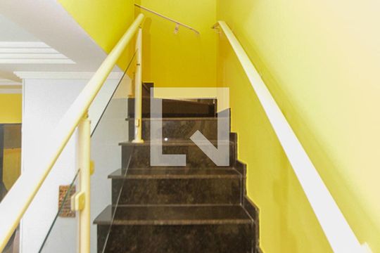 Escada de casa de condomínio para alugar com 2 quartos, 85m² em Vila Califórnia, São Paulo