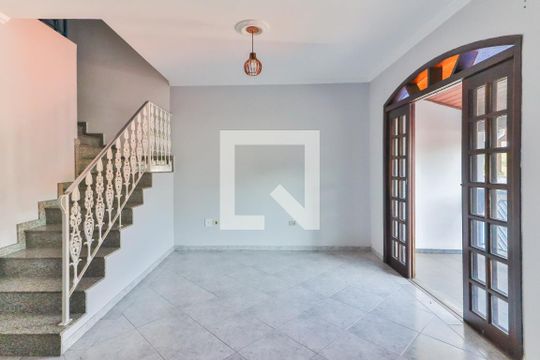 Casa para alugar com 4 quartos, 210m² em Vila Dalva, São Paulo