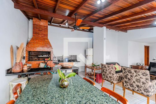 Área externa de casa à venda com 4 quartos, 230m² em Partenon, Porto Alegre