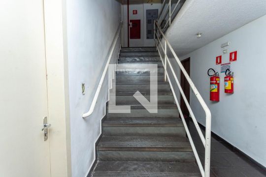 Escada de entrada de apartamento para alugar com 2 quartos, 44m² em Conceição, Diadema