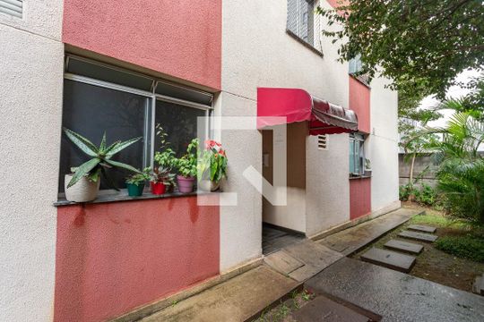 Fachada do bloco de apartamento para alugar com 2 quartos, 44m² em Conceição, Diadema