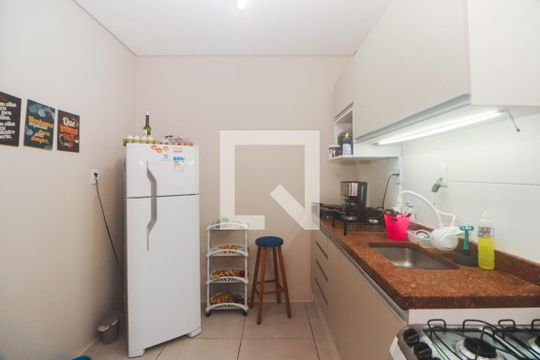 Cozinha e Área de Serviço de apartamento à venda com 2 quartos, 60m² em Auxiliadora, Porto Alegre