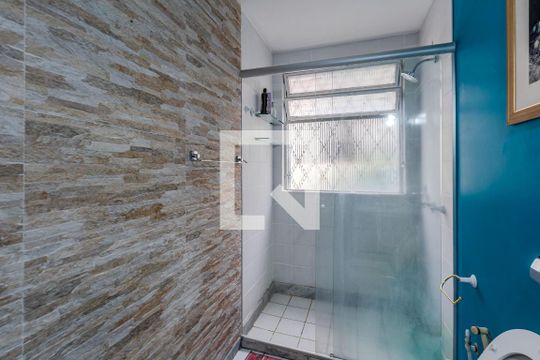 Banheiro de apartamento à venda com 1 quarto, 52m² em Azenha, Porto Alegre