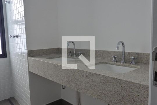 Banheiro de apartamento à venda com 2 quartos, 111m² em Sumaré, São Paulo