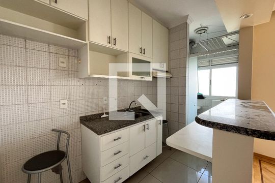 Cozinha de apartamento para alugar com 1 quarto, 55m² em Vila Guarani (zona Sul), São Paulo