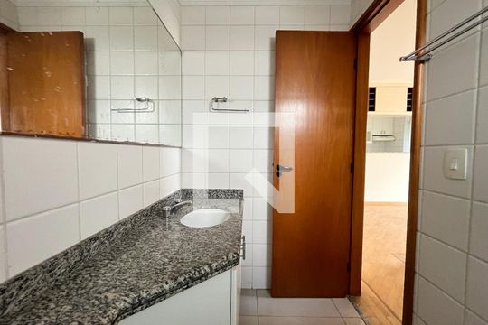 Banheiro de apartamento para alugar com 1 quarto, 55m² em Vila Guarani (zona Sul), São Paulo
