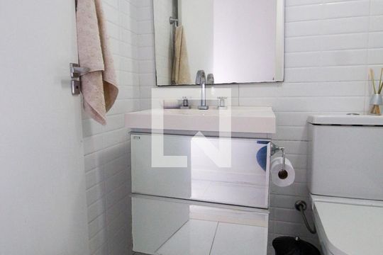 Banheiro de apartamento à venda com 2 quartos, 75m² em Vila Suzana, São Paulo