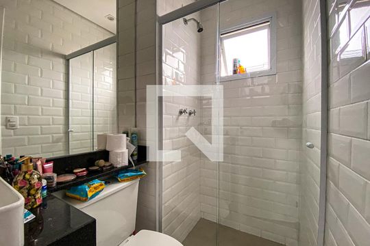 Banheiro de apartamento para alugar com 1 quarto, 28m² em Jardim Trussardi, São Paulo
