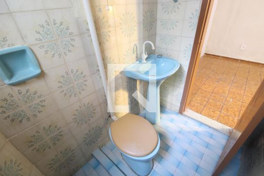 Banheiro de kitnet/studio para alugar com 1 quarto, 24m² em Irajá, Rio de Janeiro