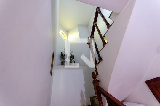 Escada de casa à venda com 3 quartos, 339m² em Jardim Peri, São Paulo