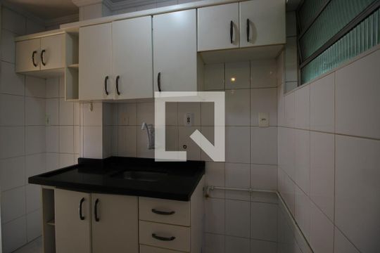 Cozinha e Área de Serviço de apartamento para alugar com 2 quartos, 52m² em Pinheiros, São Paulo