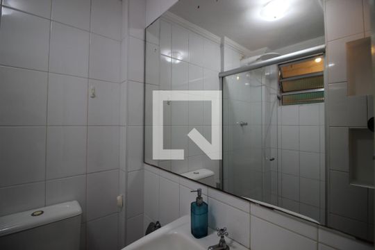 Banheiro de apartamento para alugar com 2 quartos, 52m² em Pinheiros, São Paulo