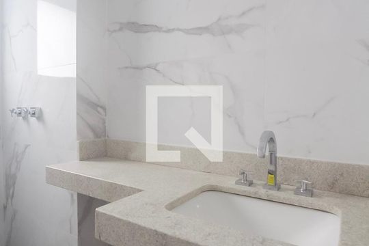 Banheiro suite de apartamento para alugar com 1 quarto, 52m² em Petrópolis, Porto Alegre