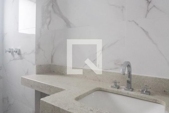 Banheiro suite de apartamento para alugar com 1 quarto, 55m² em Petrópolis, Porto Alegre