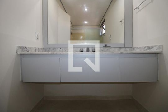 Banheiro de apartamento à venda com 1 quarto, 55m² em Cambuí, Campinas
