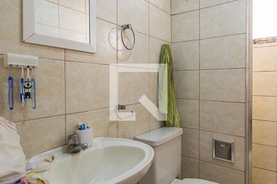 Banheiro de apartamento à venda com 2 quartos, 55m² em Olaria, Rio de Janeiro