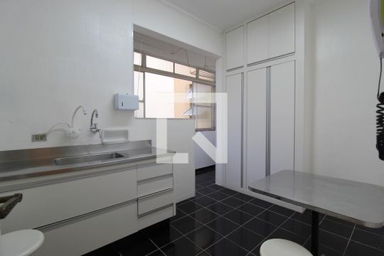 Cozinha de apartamento para alugar com 2 quartos, 84m² em Itaim Bibi, São Paulo