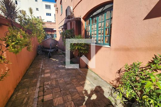 Quintal de casa para alugar com 7 quartos, 30m² em Gonzaga, Santos