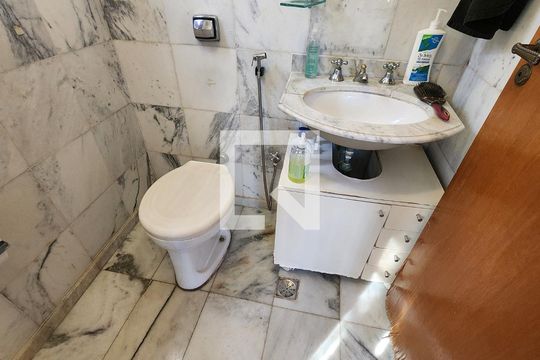 Banheiro da Suíte de casa para alugar com 7 quartos, 30m² em Gonzaga, Santos