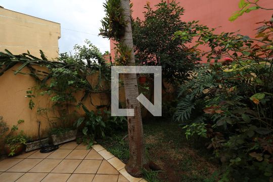 Quintal e Jardim de casa à venda com 3 quartos, 192m² em Vila Humaitá, Santo André