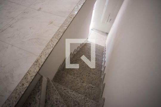 Escada de casa à venda com 2 quartos, 83m² em Céu Azul, Belo Horizonte