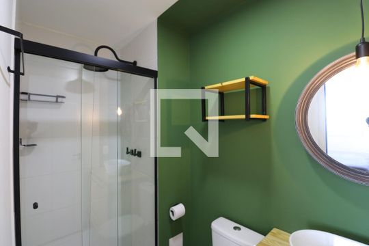 Banheiro de apartamento para alugar com 1 quarto, 29m² em Parque Industrial Tomas Edson, São Paulo