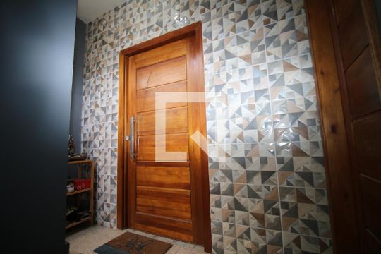 Fachada interna de casa à venda com 3 quartos, 268m² em Braz de Pina, Rio de Janeiro