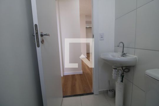 Banheiro de apartamento para alugar com 2 quartos, 40m² em Usina Piratininga, São Paulo
