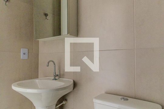 Banheiro de apartamento para alugar com 1 quarto, 24m² em República, São Paulo