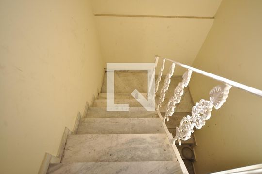 Escada de casa à venda com 3 quartos, 250m² em Vila Mazzei, São Paulo