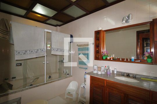 Banheiro da suíte 1 de casa de condomínio à venda com 4 quartos, 480m² em Freguesia, Rio de Janeiro