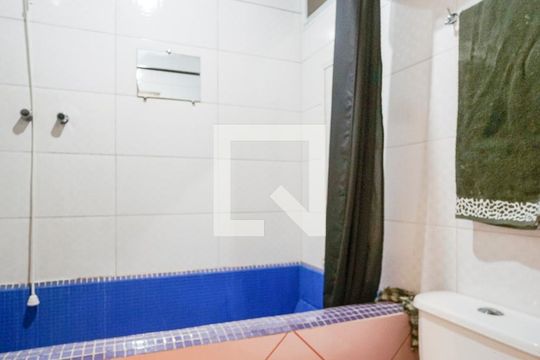 Banheiro de casa de condomínio à venda com 2 quartos, 250m² em Vila Esperança, São Paulo