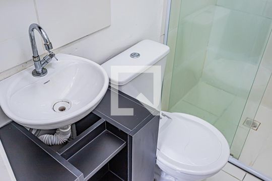 Banheiro de apartamento para alugar com 1 quarto, 18m² em Vila Mangalot, São Paulo