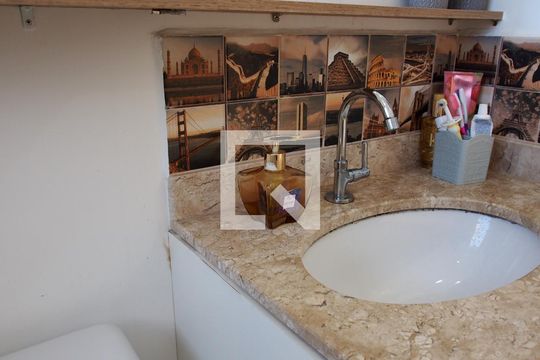 Banheiro de apartamento para alugar com 2 quartos, 51m² em Residencial Santa Giovana, Jundiaí