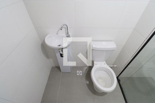 Banheiro de apartamento para alugar com 1 quarto, 28m² em Vila Anastácio, São Paulo