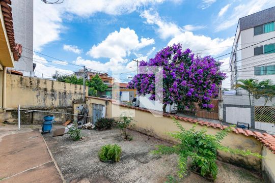 Quintal de casa à venda com 3 quartos, 360m² em Barreiro, Belo Horizonte
