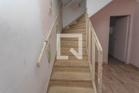 Escada de casa para alugar com 2 quartos, 100m² em Taboão, São Bernardo do Campo