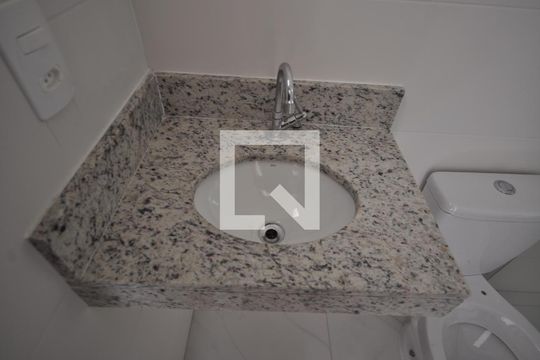 Banheiro de apartamento para alugar com 1 quarto, 31m² em Vila Leonor, São Paulo
