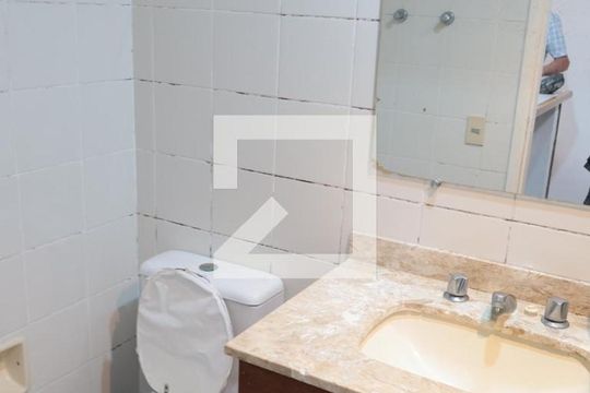 Banheiro de kitnet/studio para alugar com 1 quarto, 24m² em Indianópolis, São Paulo