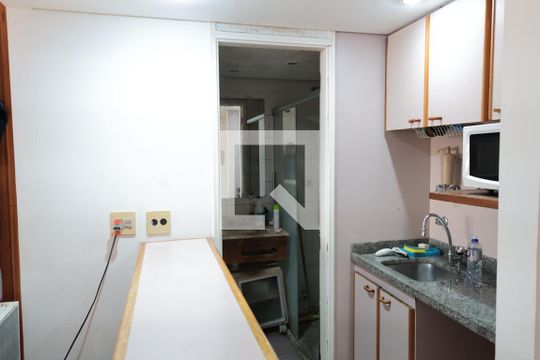 Cozinha de kitnet/studio para alugar com 1 quarto, 24m² em Indianópolis, São Paulo